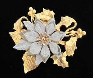VTG KC Kenneth Cole Brooch White Flower Gold Tone Metal Background Gorgeous